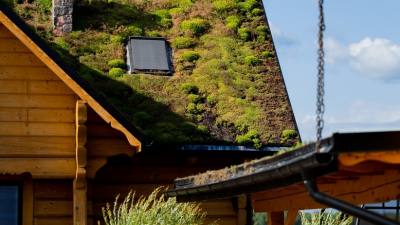 Retencja wody opadowej na dachach budynków – jak działa i czy faktycznie ma sens?
